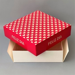 Pack x 12 u FELIZ 06 - CHEESECAKE FELIZ DIA - CORAZONES FUXIA (25x25x 7.5 cm) CAJA SORPRESA / TAMAÑO TARTAS - PETIT FOURS