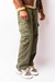 calça tática modelo cargo com bolsos laterais e ajuste de cintura na cor verde