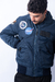 jaqueta bomber de aviação modelo cwu-45/p estilizada com patches da nasa na cor azul marinho