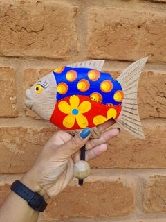 CABIDE PEIXE PATCHWORK TURQUESA E CEREJA - Porão da Arte - Lécio e Alcinéia