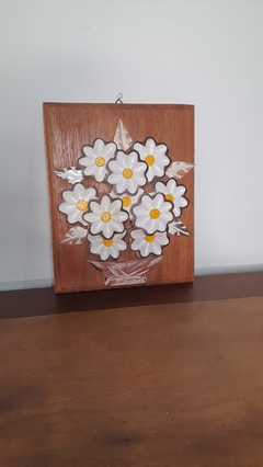 Quadro em Madeira com Flores Brancas 20X25cm - Porão da Arte - Lécio e Alcinéia