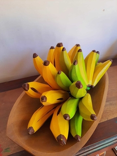 Penca de Banana Amarela em Madeira - Porão da Arte - Lécio e Alcinéia