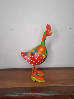 Galinha em Madeira 45 cm com Sapato Colorida - Porão da Arte - Lécio e Alcinéia