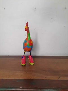 Galinha em Madeira 30cm com Sapato Colorida na internet