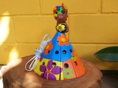 Boneca Luminária em Madeira 30cm Turbante Saia Colorido - Porão da Arte - Lécio e Alcinéia