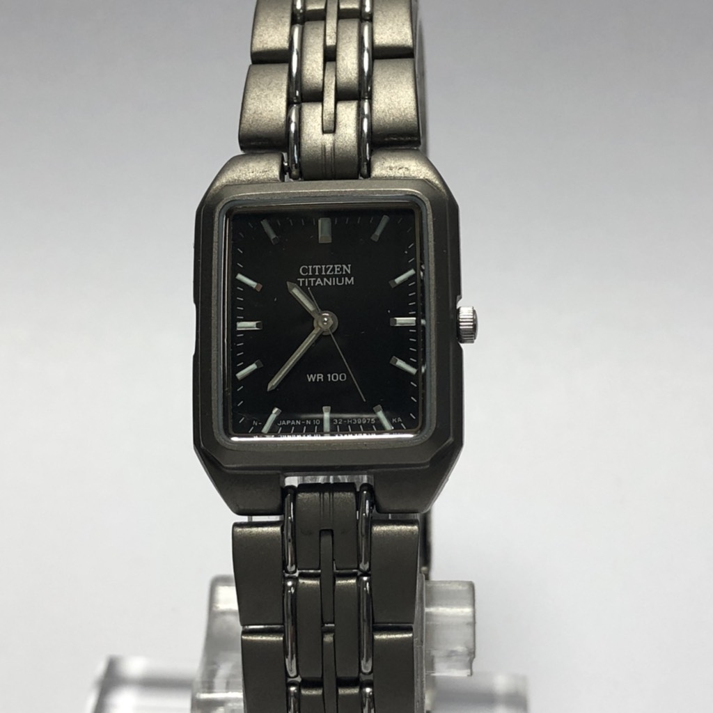 Reloj Citizen de dama de malla de acero con fondo negro Titanium