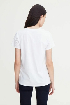 THE PERFECT TEE BATWING LEVIS - comprar online