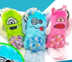 MUÑECO PELUCHE MONSTER CON CHIFLE-RS - Pet Crows