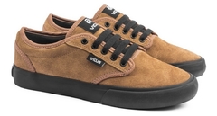 Zapatillas Vicus Folk Gamuza Habano Suela Negra - comprar online