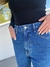 Calça jeans flare - lavagem escura na internet
