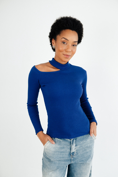 top cut out shoulder azul klein - comprar online