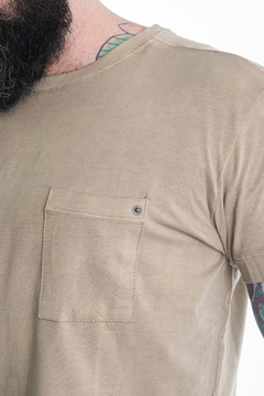 REMERA POCKET BEIGE V25 - comprar online