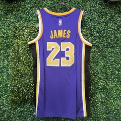 CAMISETA LAKERS 23 (VIOLETA CON DORADO) - REPLIC. EXACTA - comprar online