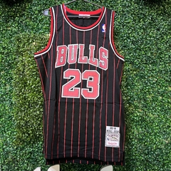 CAMISETA BULLS 23 (NEGRA CON ROJO) - REPLIC. EXACTA