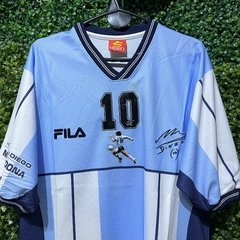 CAMISETA PARTIDO HOMENAJE DIEGO MARADONA - REPLIC EXACTA - Futbolero