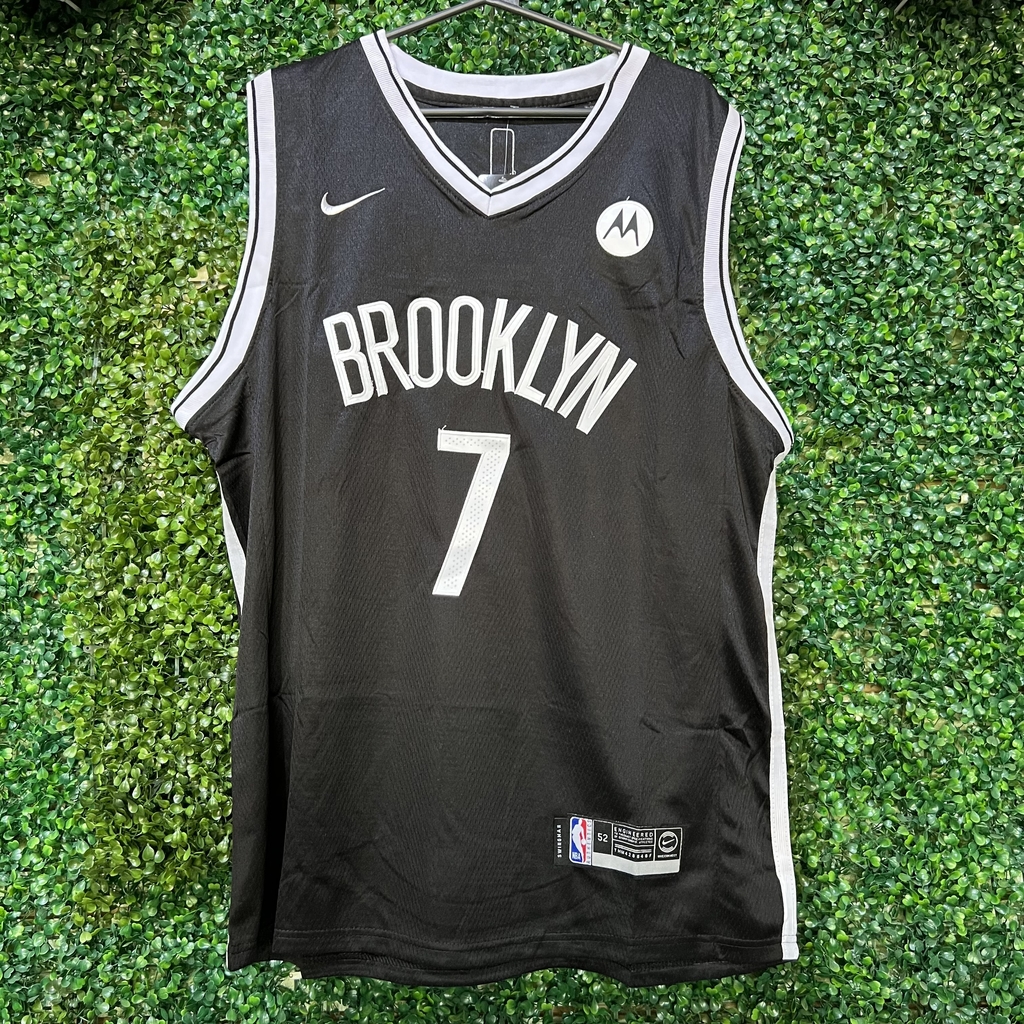 CAMISETA BROOKLYN 7 NEGRA CUELLO BLANCO REPLIC. EXACTA
