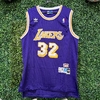 CAMISETA LAKERS 32 - ( VIOLETA C/ AMARILLO) - REPLIC. EXACTA