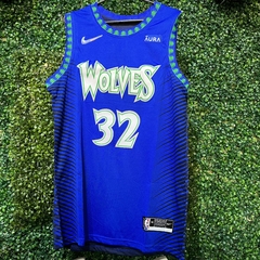 CAMISETA WOLVES 32 (AZUL BLANCA Y VERDE) - REPLIC. EXACTA