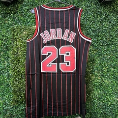 CAMISETA BULLS 23 (NEGRA CON ROJO) - REPLIC. EXACTA - comprar online