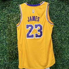 CAMISETA LAKERS 23 ( AMARILLA C/ VIOLETA) - REPLIC. EXACTA - comprar online