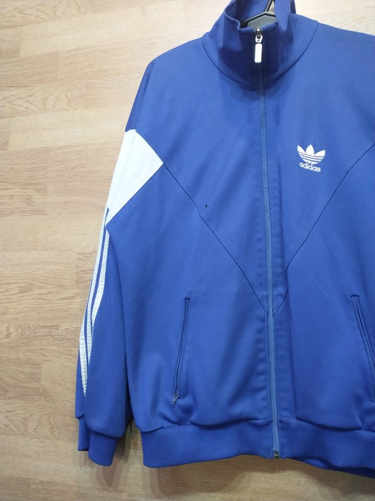 campera Adidas vintage club de amigos con detalle SKU J94