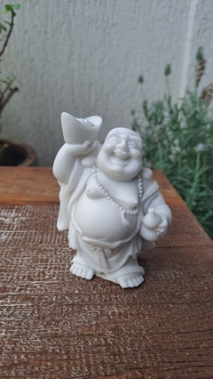 Estátua Buda Gordinho da Fortuna em marmorite, 10 cm, com expressão sorridente e segurando um recipiente.