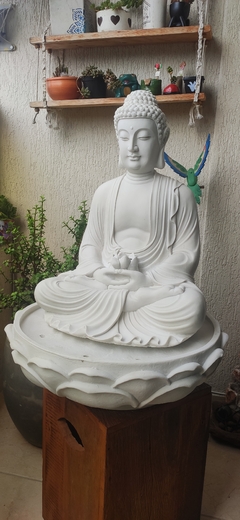 F.004 - Fonte Marmorite Buda Meditando Média - 70 cm - Mari Plata Zen