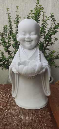 E.028 - Estátua de Marmorite Monge Sorrindo Flor de Lotus - 22 cm