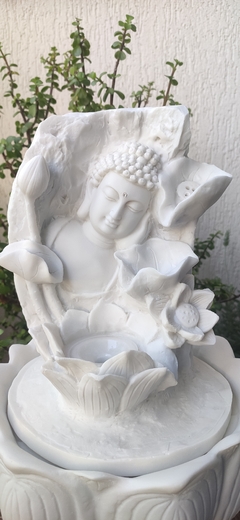 F.005 - Fonte Buda e Flores de Lotus Esculpido em Marmorite - 35 cm - Mari Plata Zen