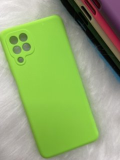Case Veludo - Samsung M32 - Com proteção na câmera - Verde Neon