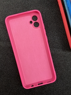 Case Veludo - Samsung A04 / A04 E - Com proteção na câmera - Pink - comprar online