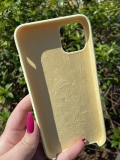 Silicone Case - iPhone 11 Pro Max - Aberta Embaixo - Amarelo Limão - comprar online