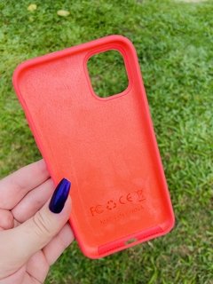 Silicone Case - iPhone 11 - Fechada Embaixo - Rosa Chiclete - comprar online