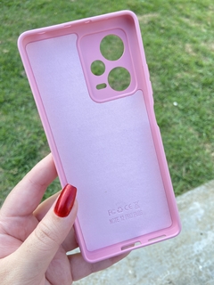 Case Veludo - Xiaomi Redmi Note 12 Pro Plus - Com Proteção Na Câmera - Rosa Bebê - comprar online