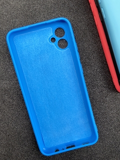 Case Veludo - Samsung A04 / A04 E - Com proteção na câmera - Azul - comprar online