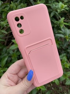 Case Veludo com Porta Cartão - Samsung A02 S - Com proteção na câmera - Rosa Bebê