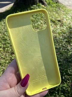 Silicone Case - iPhone 11 Pro Max - Fechada Embaixo - Amarelo - comprar online