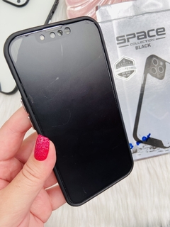 Case Space Black - iPhone 14 Plus na internet