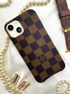 Case LV Quadriculado Couro - iPhone 13 - Marrom