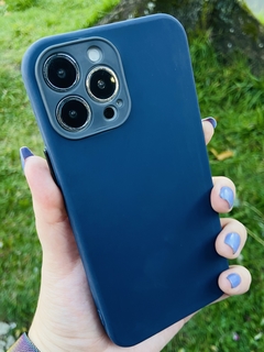 Case Veludo - iPhone 13 Pro Max - Com proteção na câmera - Azul Marinho