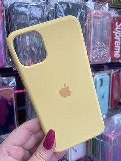 Silicone Case - iPhone 11 Pro Max - Fechada Embaixo - Amarelo