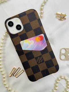 Case LV Quadriculado Com Porta Cartão - iPhone 13 - Marrom - comprar online