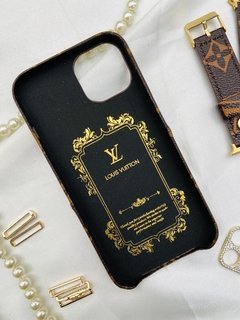 Case LV Couro Com Porta Cartão - iPhone 13 Pro Max - Marrom - comprar online