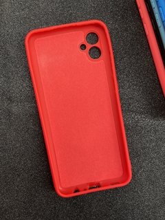 Case Veludo - Samsung A04 / A04 E - Com proteção na câmera - Vermelho - comprar online