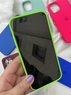 Silicone Case - iPhone 12 Pro Max - Fechada Embaixo - Verde Neon - comprar online
