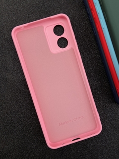 Case Veludo - Motorola E13 - Com proteção na câmera - Rosa Bebê - comprar online