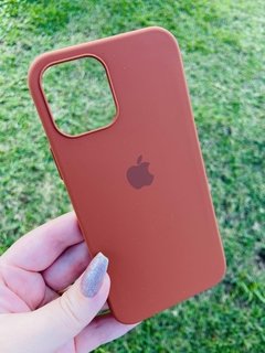 Silicone Case - iPhone 12 / 12 Pro - Fechada Embaixo - Marrom