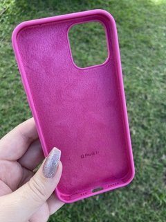 Silicone Case - iPhone 12 / 12 Pro - Fechada Embaixo - Rosa Barbie - comprar online