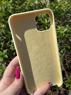Silicone Case - iPhone 11 Pro Max - Aberta Embaixo - Creme - comprar online