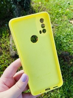 Case Veludo - Motorola E20 / E40 - Com proteção na câmera - Amarelo - comprar online
